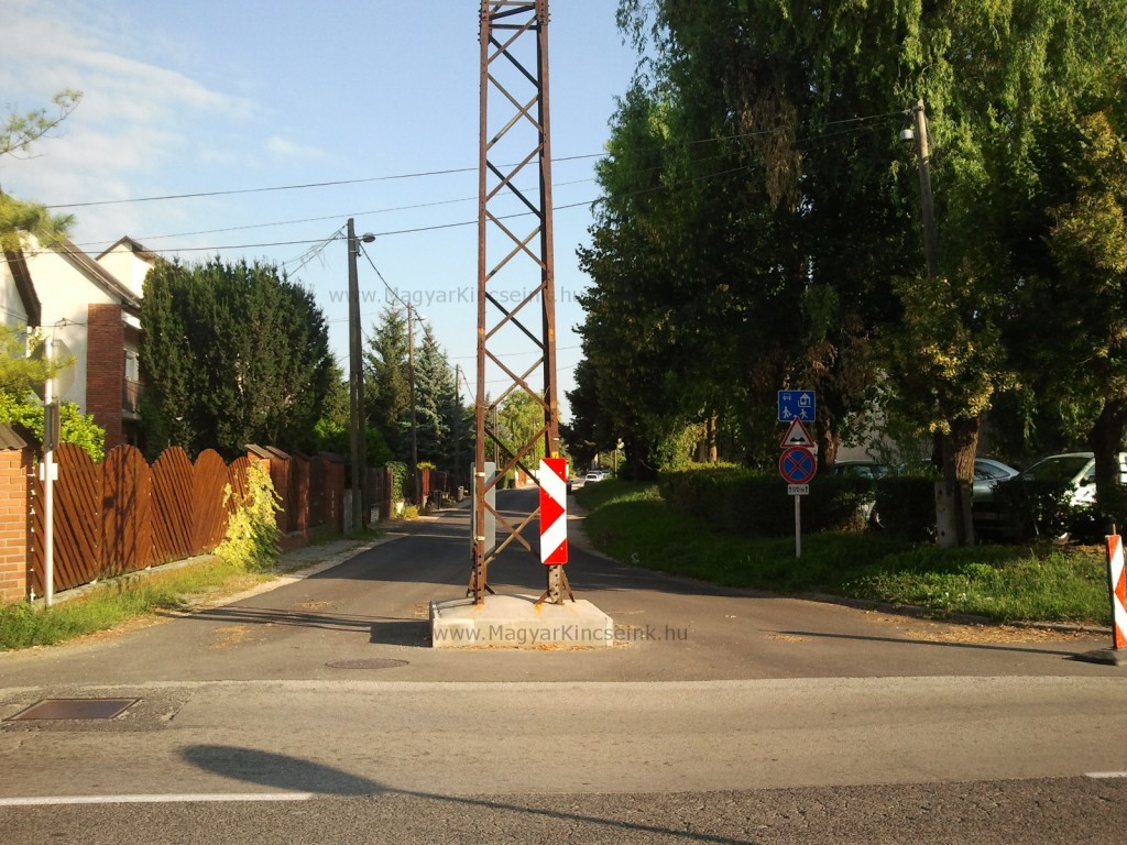 Ez oda van betonozva. Ha tetszik, ha nem.