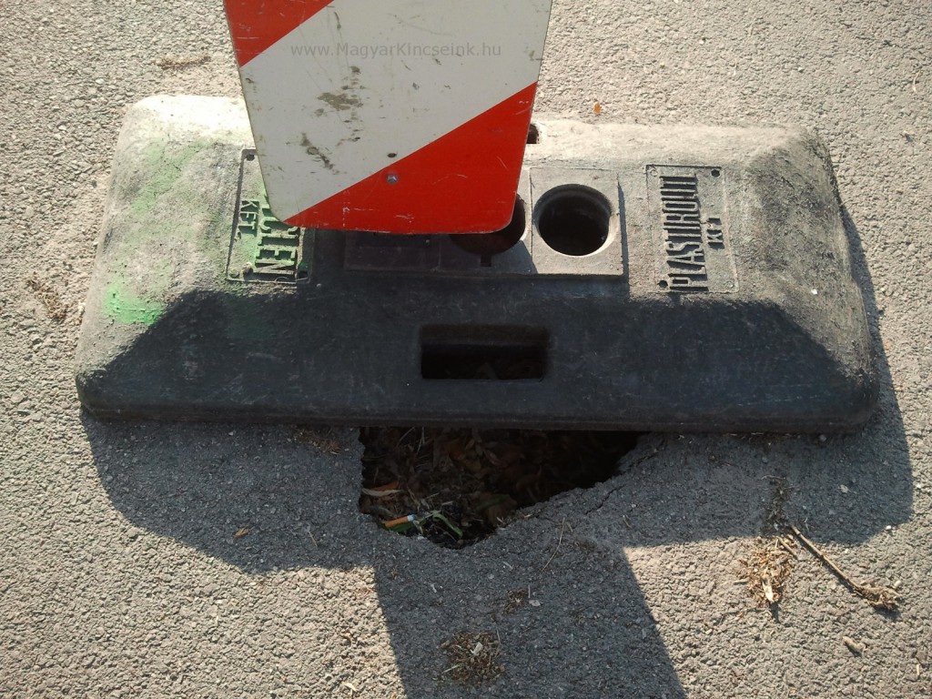 Ez itt egy, lyuk... nem javítjuk, jelöljük.Ez itt egy, lyuk... nem javítjuk, jelöljük.